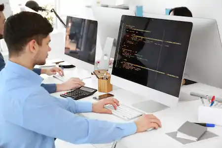 Προγραμματιστής που εργάζεται στον υπολογιστή του
