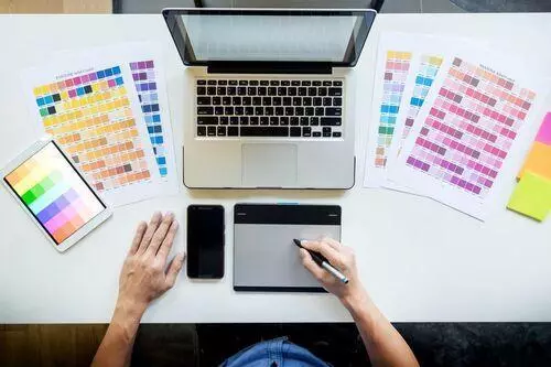 Σχεδιαστής που επιλέγει χρώματα από χρωματικές παλέτες